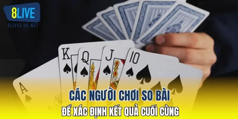 Các người chơi so bài để xác định kết quả cuối cùng